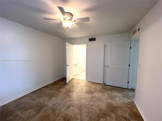 Building Photo - 1240 SE 28th Ct