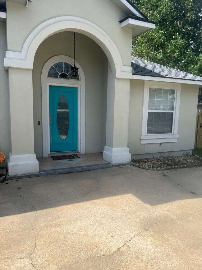 Building Photo - 400 Hallowes Dr