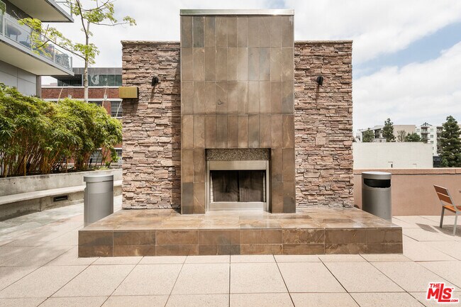 Building Photo - 1100 S Hope St
