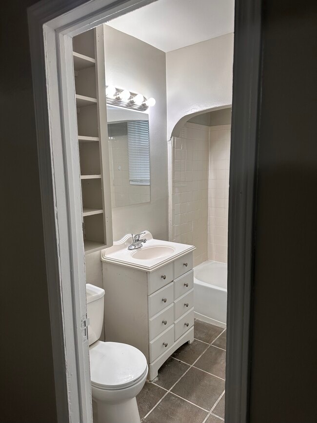 Building Photo - Sullivant