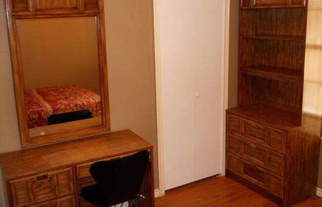 Building Photo - 2406 High Hollow Dr