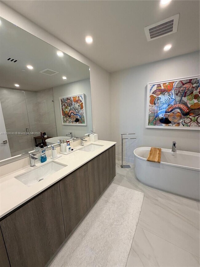 Building Photo - 17550 Collins Ave