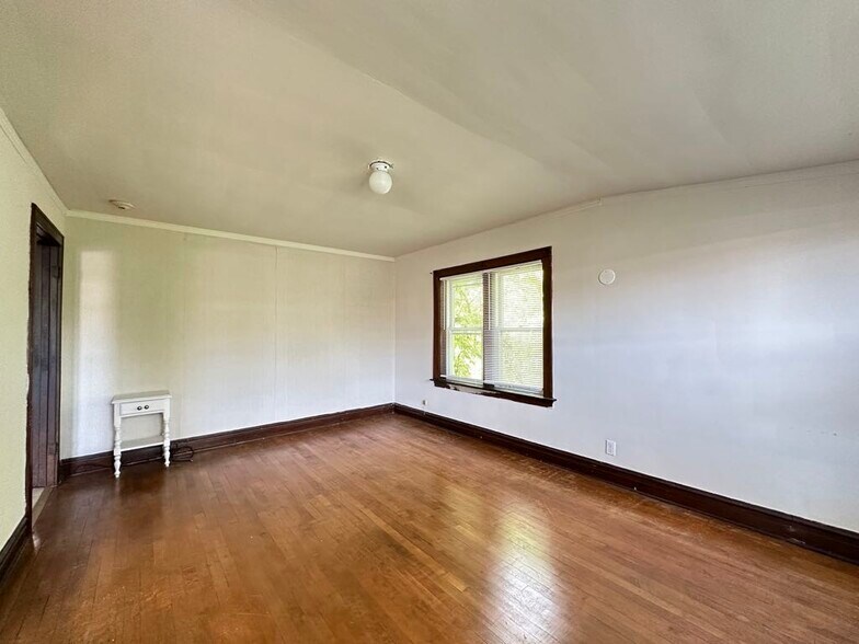 Building Photo - 733 Elm