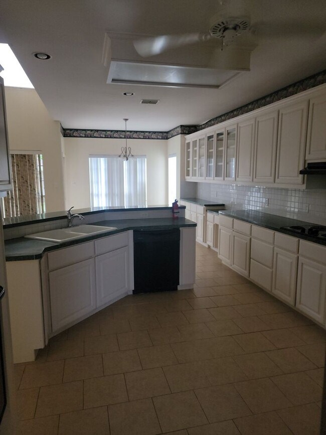 Building Photo - 4530 Oso Pkwy