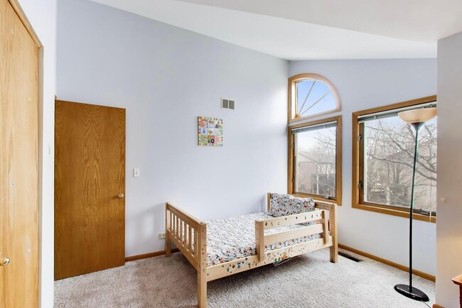 Building Photo - 943 W Essex Pl