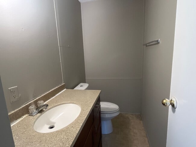 Building Photo - 2 Bed 1.5 Bath Duplex
