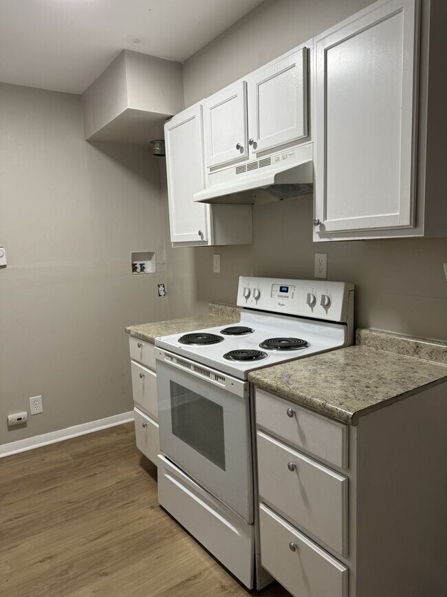 Building Photo - 6028 Laurel Hall Dr