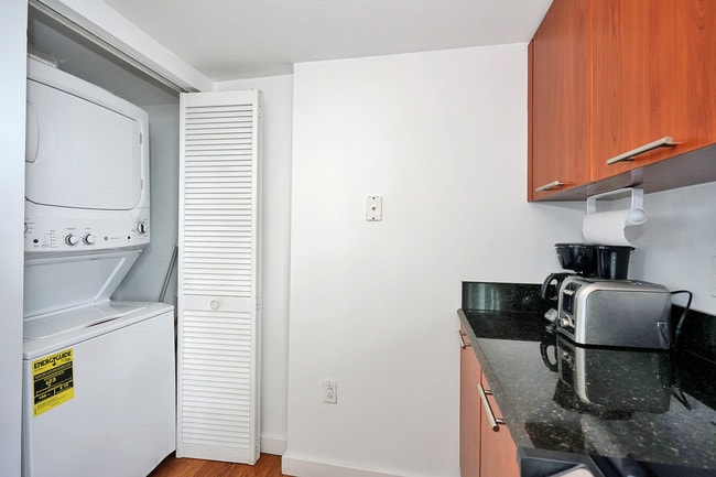 Building Photo - 1800 N Bayshore Dr