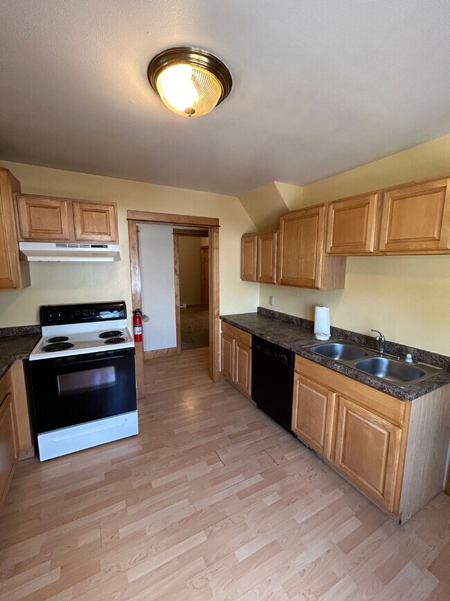 Building Photo - New On Market - 3 Bedroom, 1 Bathroom Duplex