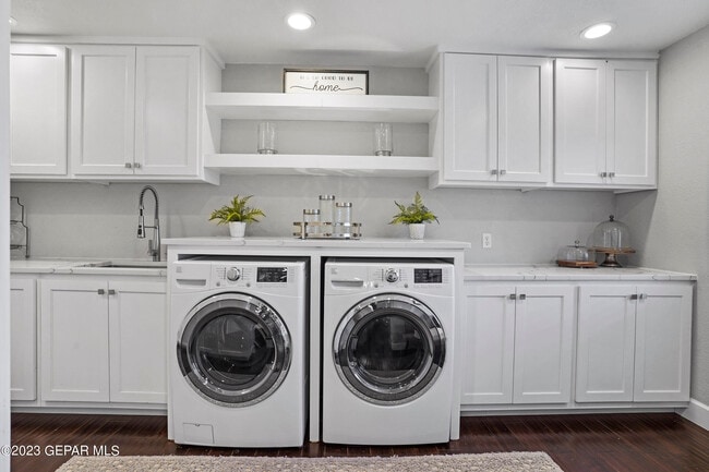 Building Photo - 413 Hollydale Dr