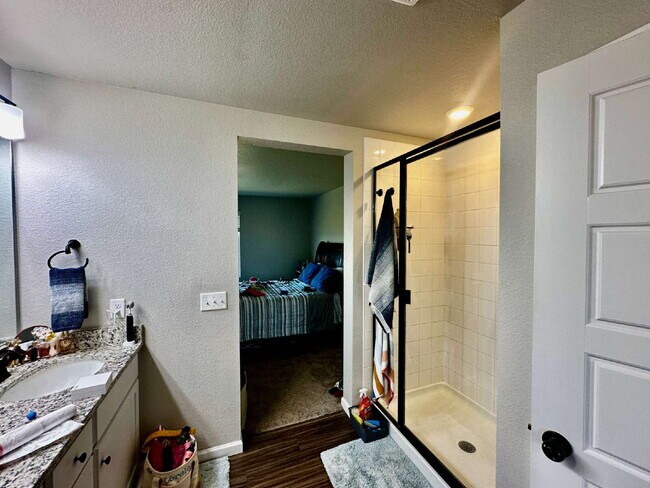 Building Photo - "Experience Spacious Living: 5-Bed, 3-Bath...
