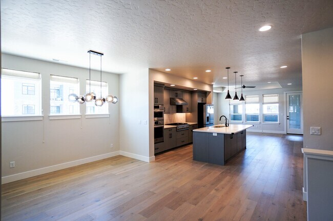 Building Photo - 3045 S Honeycomb Way