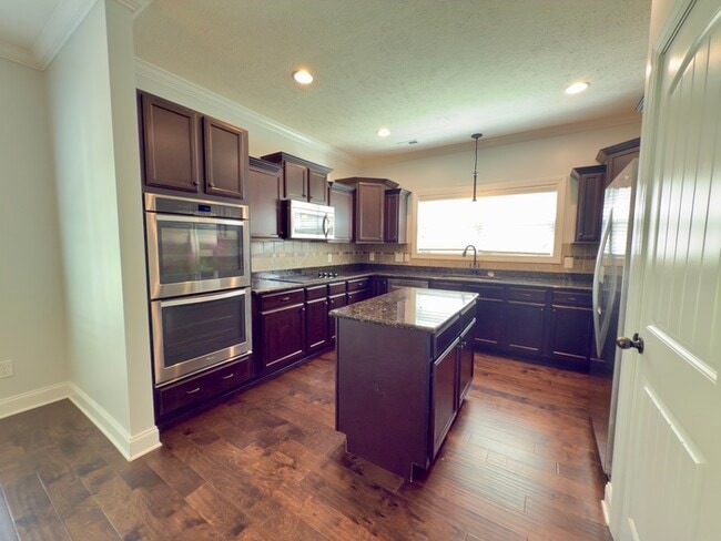 Building Photo - 532 Larkspur Dr
