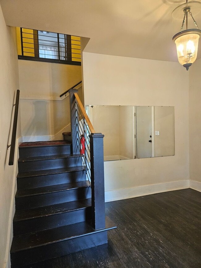 Building Photo - 318-320 W Myrtle