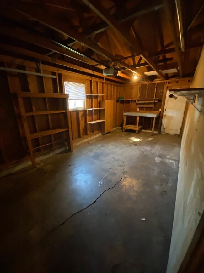 Building Photo - YAK017