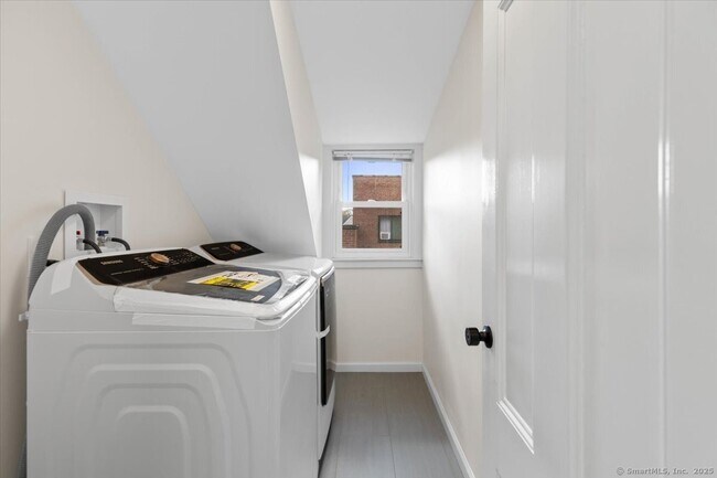 Building Photo - 590 Whitney Ave