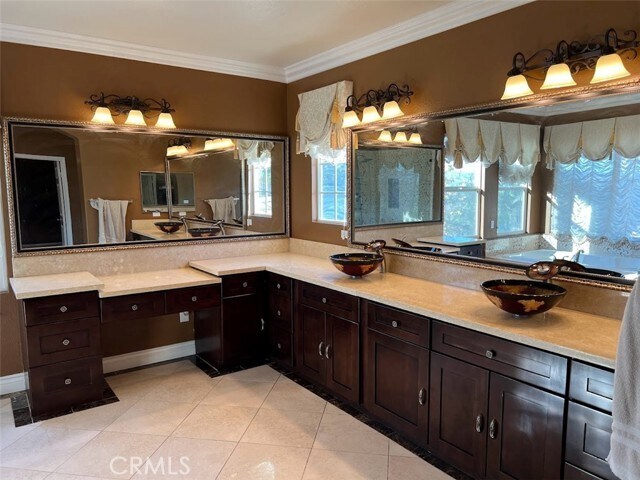 Building Photo - 1583 Twin Oaks Cir