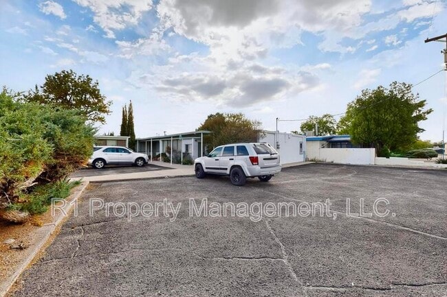 Building Photo - 301 Graceland Dr SE