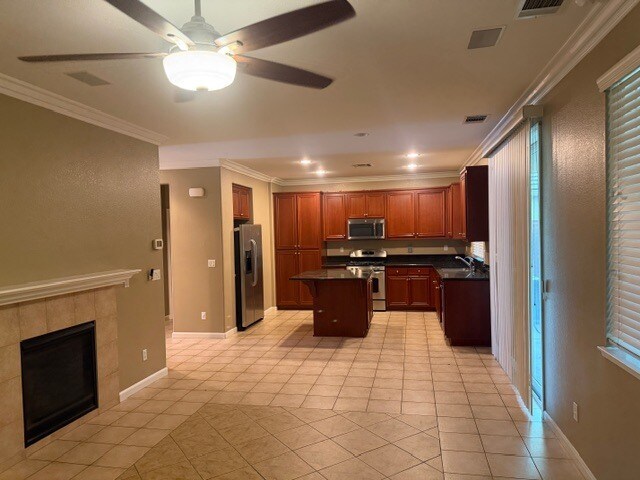 Building Photo - 4 bedroom 2.5 baths: formal living/dining