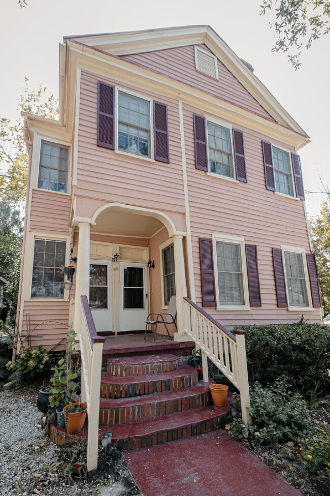 Building Photo - Renovated 2 Bed 2 Bath Charleston Victorian Home