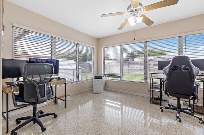Building Photo - 1501 San Helen Dr