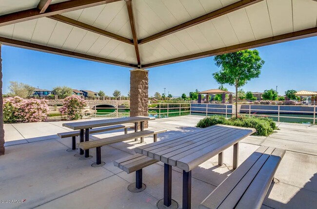 Building Photo - Beautiful 4 Bedroom Single Level Home Loca...