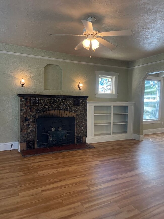 Building Photo - CHARMING 2 BED 1 BATH VICTORIAN HOME