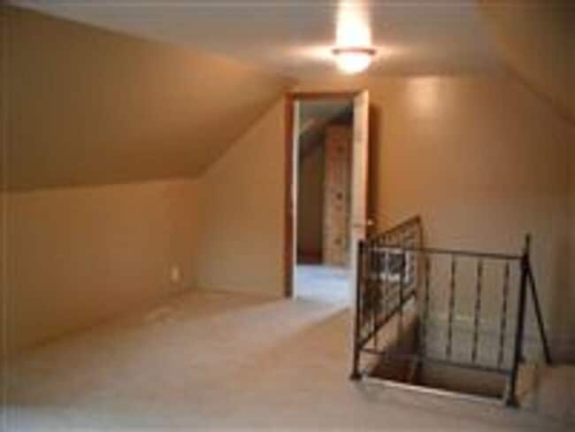 Building Photo - 3 Bedroom, 1 Bath Home Move-In Ready! Sec....