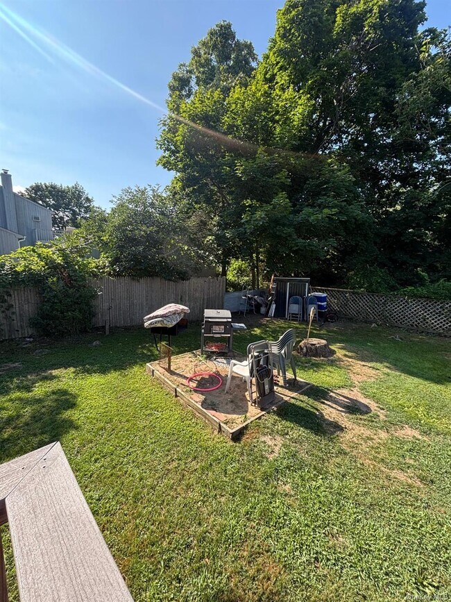 Building Photo - 16 Bellport St