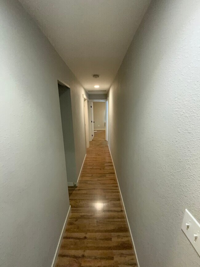 Building Photo - Immaculate N Tacoma 3bdr 2bath with full size W/D