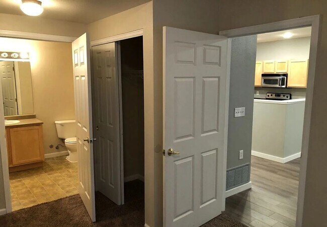Building Photo - Updated 2 Bed, 2 Bath Main Floor Condo with Garage
