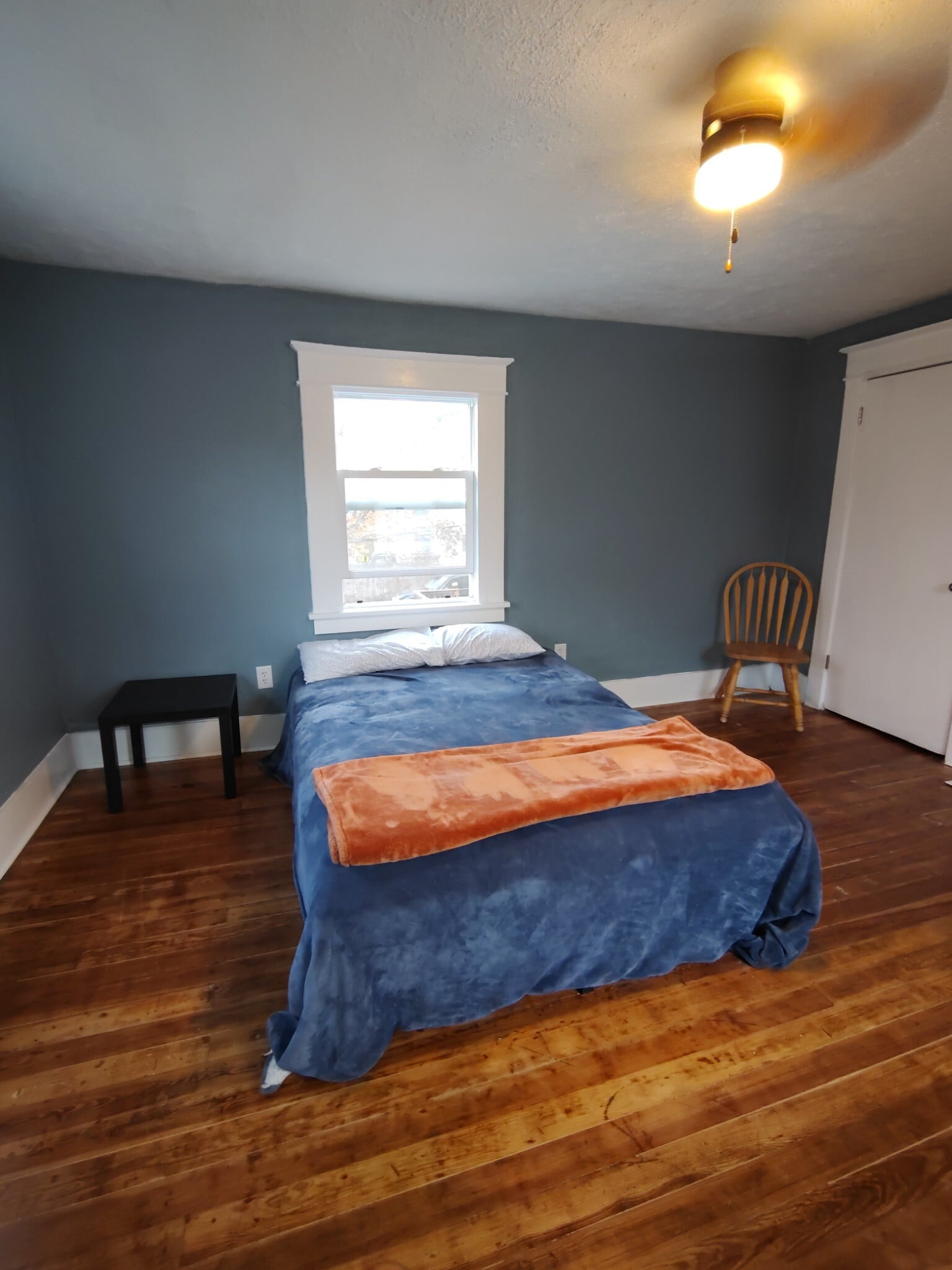 Simple, clean, with hardwood floors - 1128 Portage Ave
