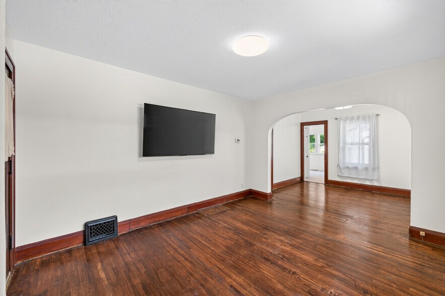 Building Photo - 421 Goodhue St