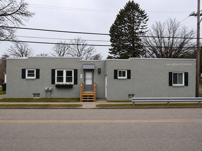 Building Photo - 2718 E Grand River Ave
