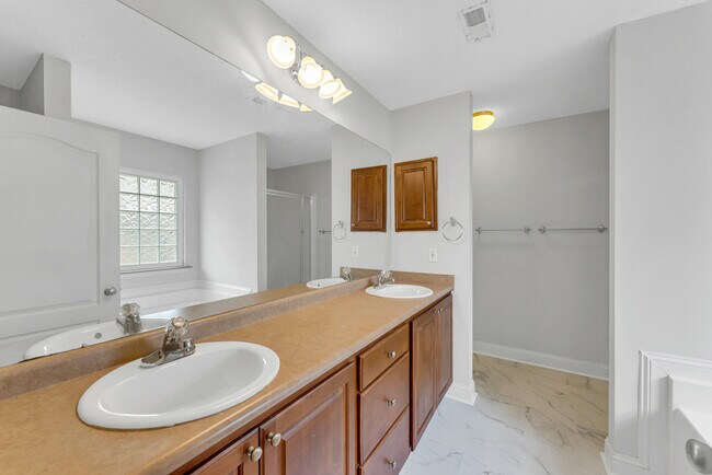 Building Photo - 211 High Green Dr