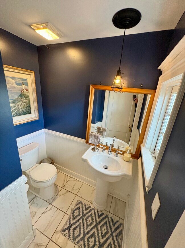 Building Photo - 2043 Dellwood Ave