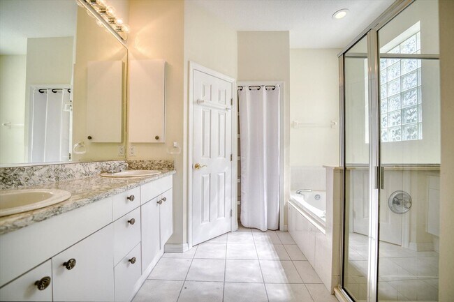 Building Photo - 2 Bedroom Plus Den/Office Home - Relaxing Pond View and Pet Friendly