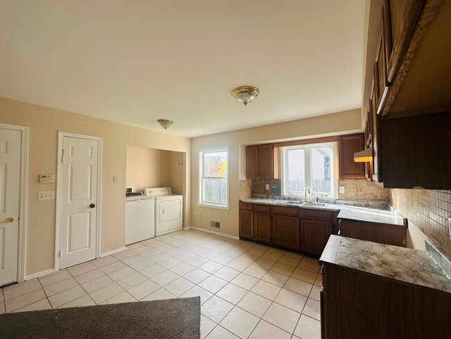 Building Photo - MOVE-IN READY !! BEAUTIFULLY  PROPERTY WITH HUGE YARD