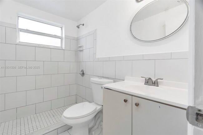 Building Photo - 644 SW 10th St