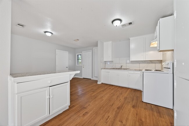 Building Photo - 6127 Beldart St