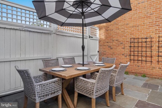 Building Photo - 128 Queen St