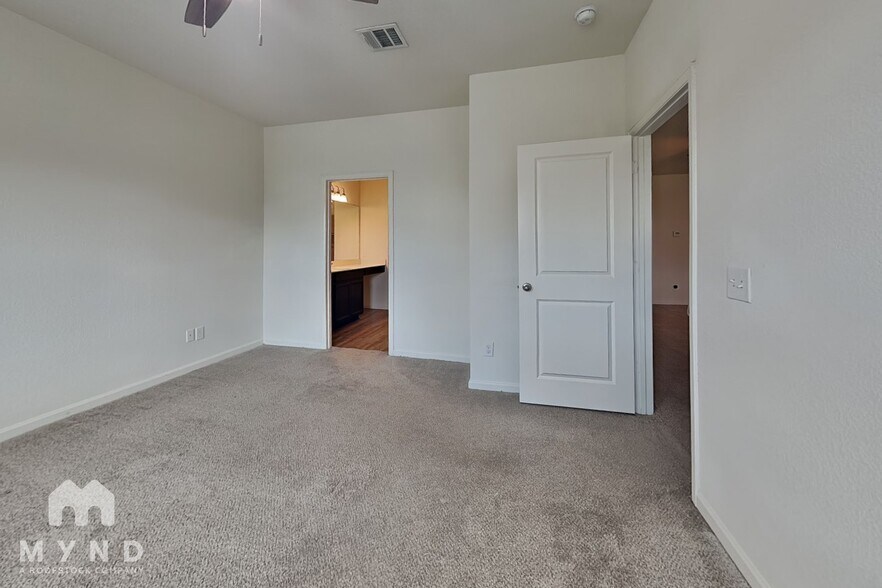 Building Photo - 1044 Banyon Tree Ln