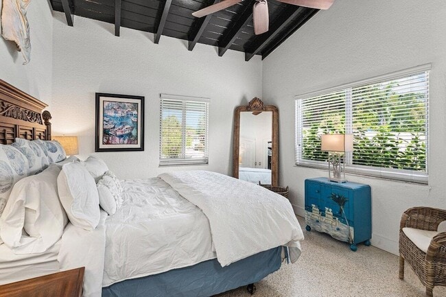 Building Photo - 340 NE 7th Ave