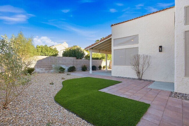 Building Photo - STUNNING DESERT SHORES MINUTES FROM THE LAKES!!!