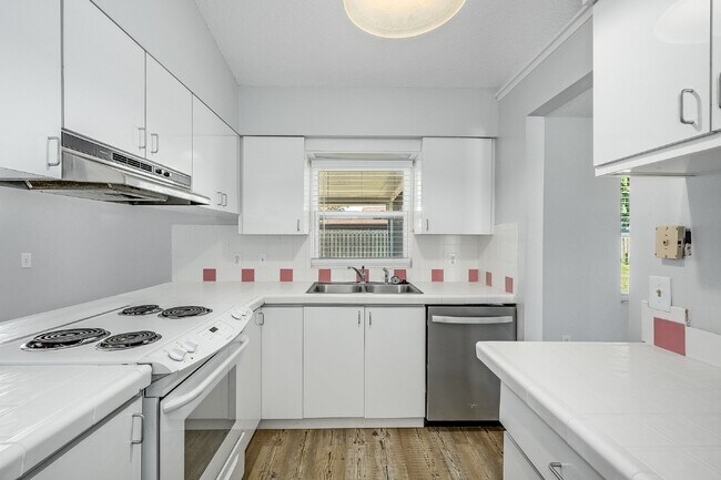 Building Photo - Centrally located 3 bedroom, 2 bathroom single family home