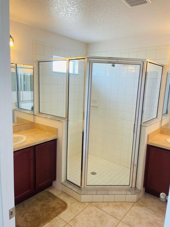 Building Photo - Brand new 4 bed 2 1/2 bath house in gated ...