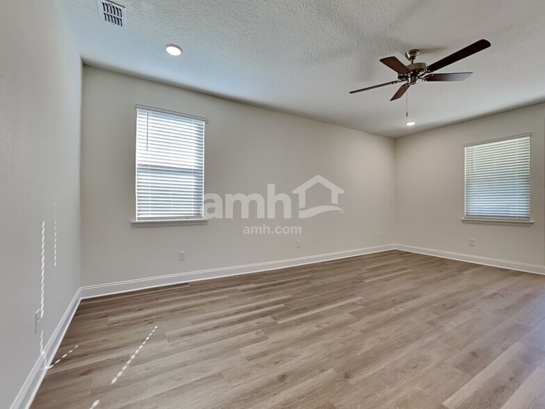 Building Photo - 11643 Hillside Dr