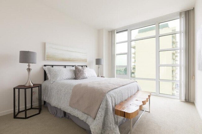 Building Photo - Penthouse loft with a private rooftop patio
