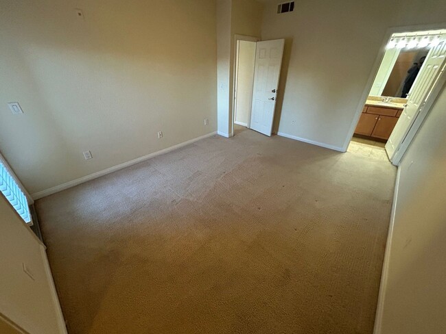 Building Photo - ADORABLE 2 BEDROOM 2 BATHROOM CONDO LOCATED IN A GATED COMMUNITY