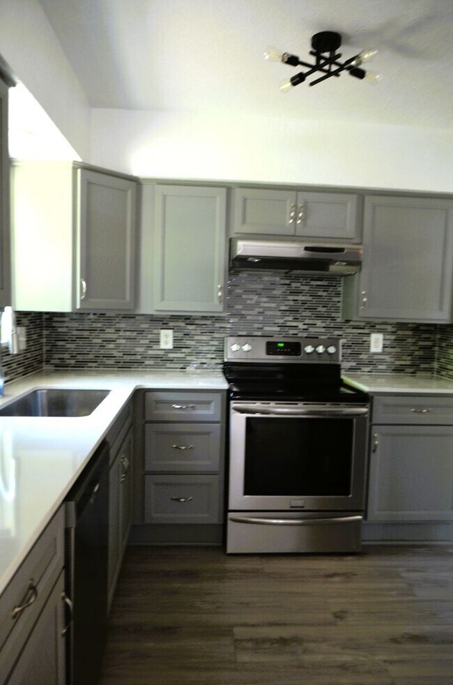 Building Photo - Reduced price!